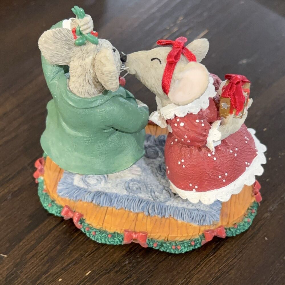 Papel Giftware Sugar & Mice Christmas Figurine Kissing Mistletoe Red Green White